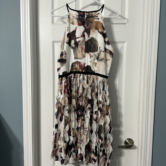 Le Château Floral Dress - Picture 5 of 7